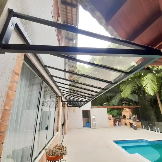 Cobertura compacta com atenção ao caimento e à drenagem