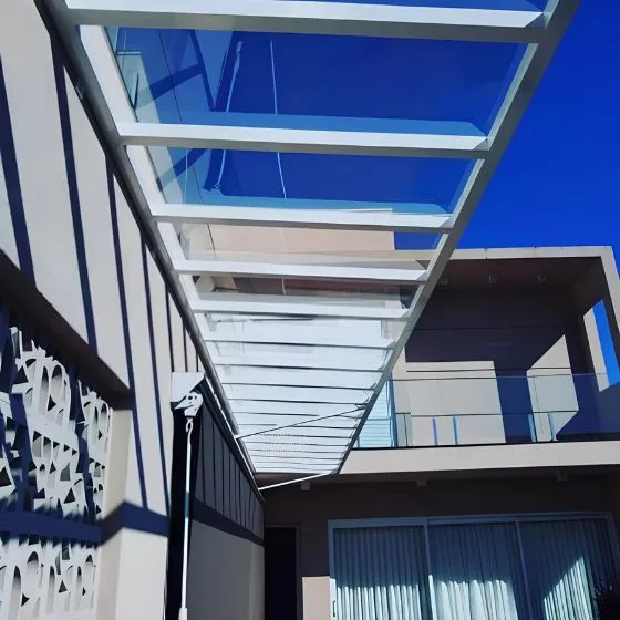 Exemplo de aplicação de policarbonato compacto próximo à piscina